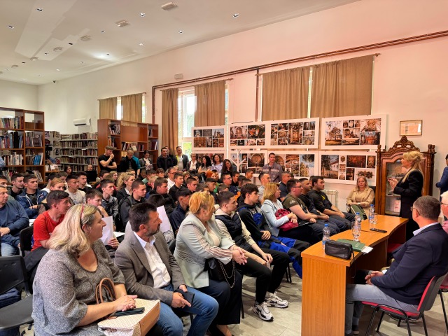 У РУМИ ОДРЖАНА ПРОМОЦИЈА НАЦИОНАЛНОГ МОДЕЛА ДУАЛНОГ ОБРАЗОВАЊА И ОКВИРА КВАЛИФИКАЦИЈА РЕПУБЛКЕ СРБИЈЕ