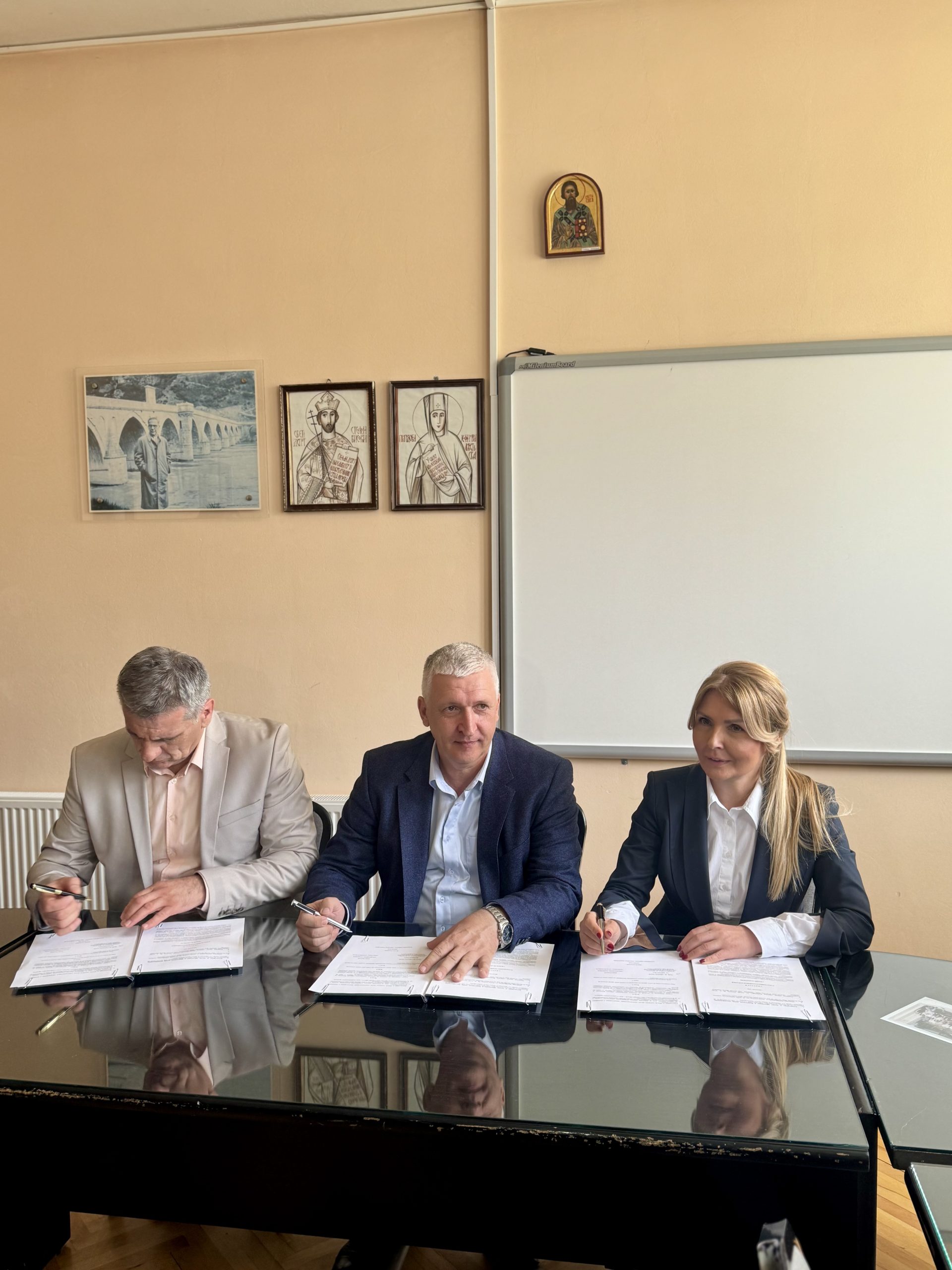 ОДРЖАНА ПРОМОЦИЈА НАЦИОНАЛНОГ МОДЕЛА ДУАЛНОГ ОБРАЗОВАЊА И НАЦИОНАЛНОГ ОКВИРА КВАЛИФИКАЦИЈА У АРАНЂЕЛОВЦУ