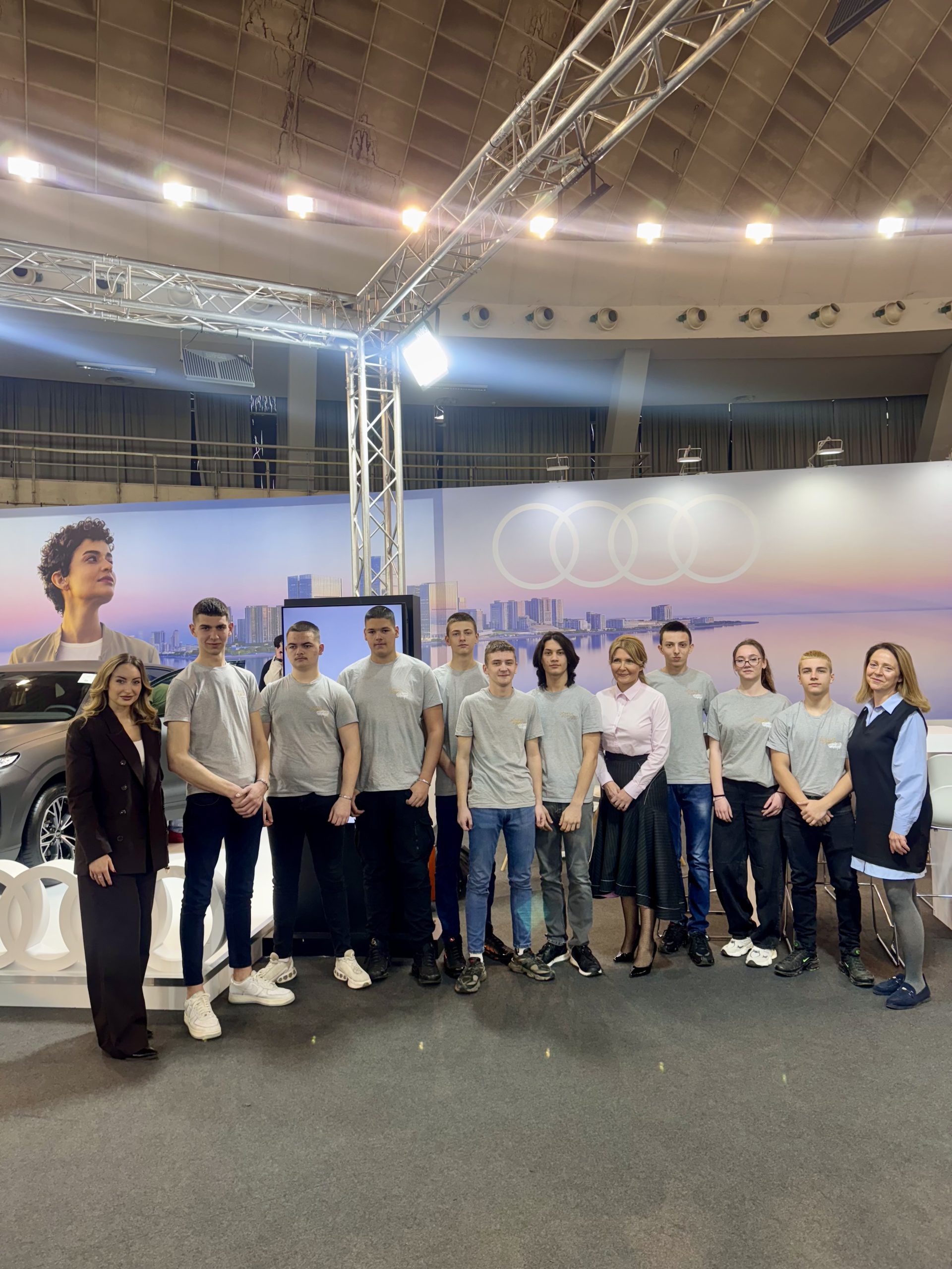 ДУАЛНО ОБРАЗОВАЊЕ У ФОКУСУ НА БЕОГРАДСКОМ САЈМУ – УСПЕШНА ПРОМОЦИЈА У САРАДЊИ СА КОМПАНИЈОМ ПОРШЕ