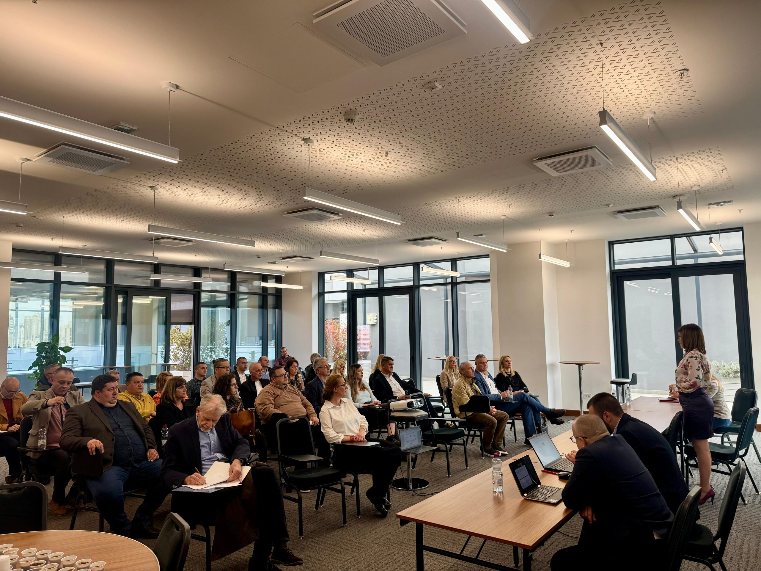 ОДРЖАН ТРЕЋИ САСТАНАК РАДНЕ ГРУПЕ ЗА ИЗРАДУ НАЦРТА УРЕДБЕ О БЛИЖИМ УСЛОВИМА ЗА СТИЦАЊЕ СТАТУСА И НАЧИНУ РАДА ТРЕНИНГ ЦЕНТАРА